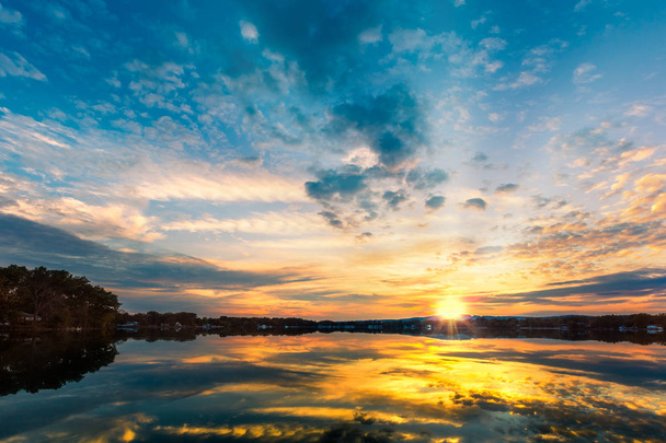 Pôr-do-sol dramático sobre Parsippany Lake
 - Foto, Imagem