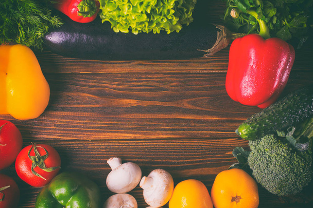 木製の背景にさまざまな有機野菜。健康を食べる - 写真・画像
