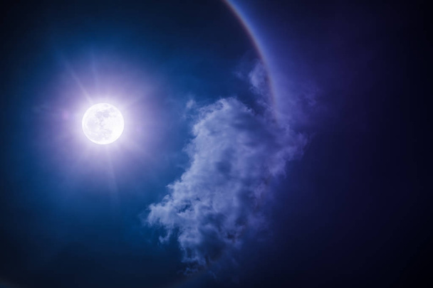 Hold halo jelenség. Éjszakai égbolt és a fényes fényes telihold. - Fotó, kép