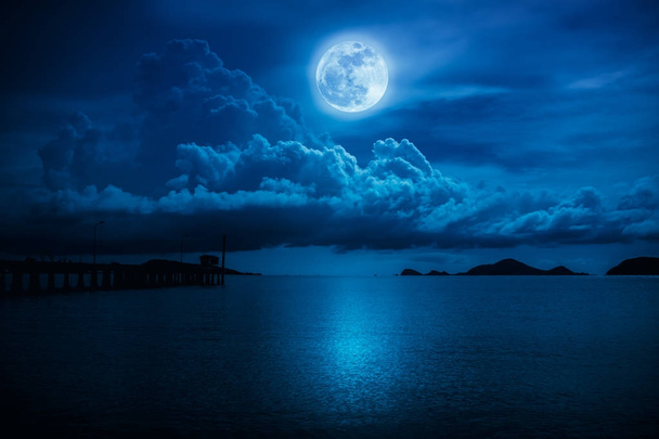 Paesaggio del cielo con luna piena sul mare fino a notte. Serenità natura sfondo
. - Foto, immagini