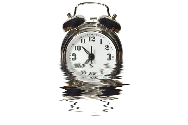 Reloj despertador en agua
 - Foto, Imagen