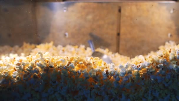 Spuntino di popcorn al cinema. La fotocamera scorre lateralmente
 - Filmati, video
