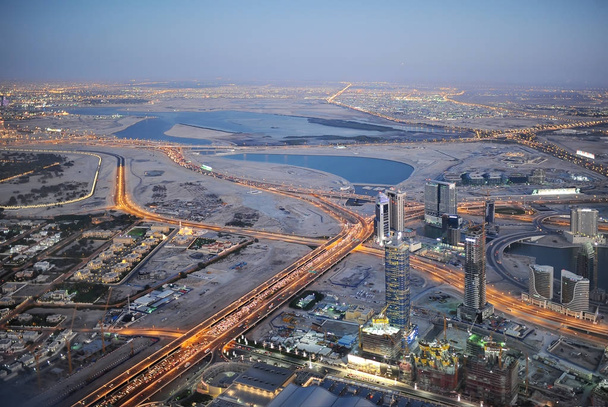 Το βράδυ σκηνή του Ντουμπάι από το ύψος της πτήσης του πουλιού   - Φωτογραφία, εικόνα