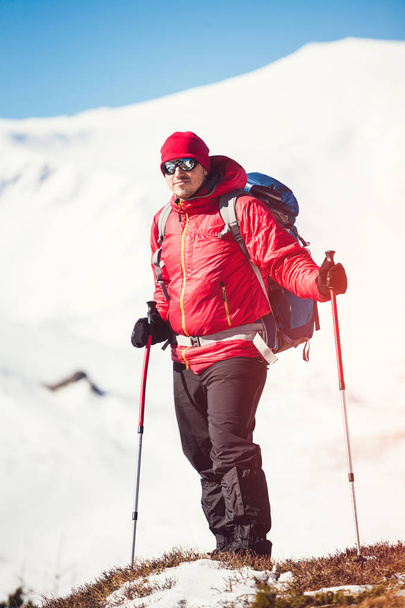 Альпініст в горах взимку
. - Фото, зображення