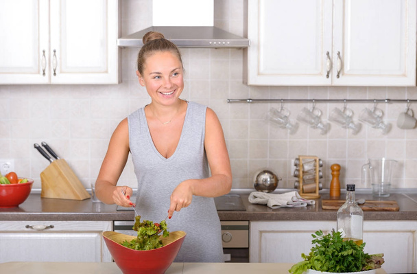 Nainen ruoanlaitto salaatti kasvista
 - Valokuva, kuva
