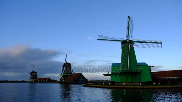 schöne historische Windmühlen in zaanse schans, den Niederlanden - Filmmaterial, Video