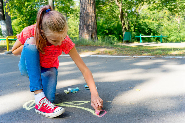 Kids drawing with chalk - Foto, imagen