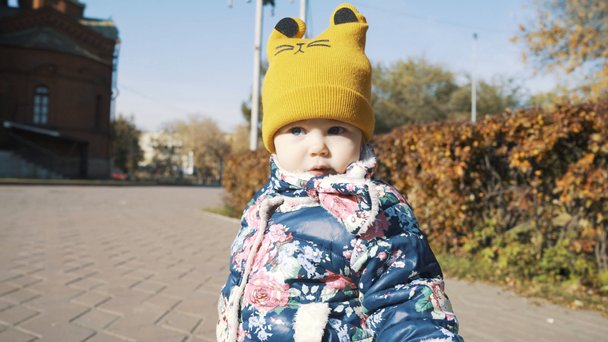 Uma criança pequena está andando sozinha em um parque de outono
 - Filmagem, Vídeo