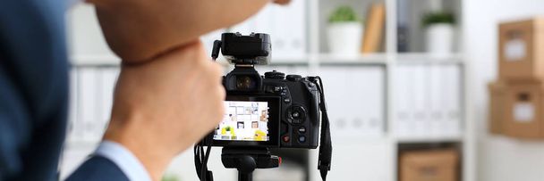 Braços masculinos em terno montar câmara de vídeo para tripé
 - Foto, Imagem