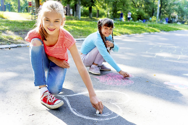Kids drawing with chalk - 写真・画像