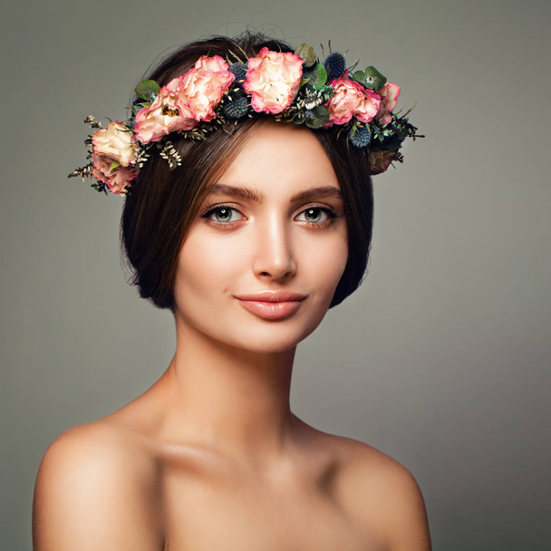 花を持つ若い健康な女性。スパ モデル、スキンケア - 写真・画像