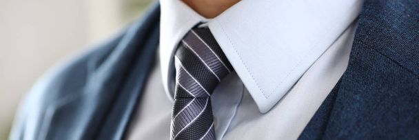 Mužské paže v modrém obleku set kravata closeup - Fotografie, Obrázek