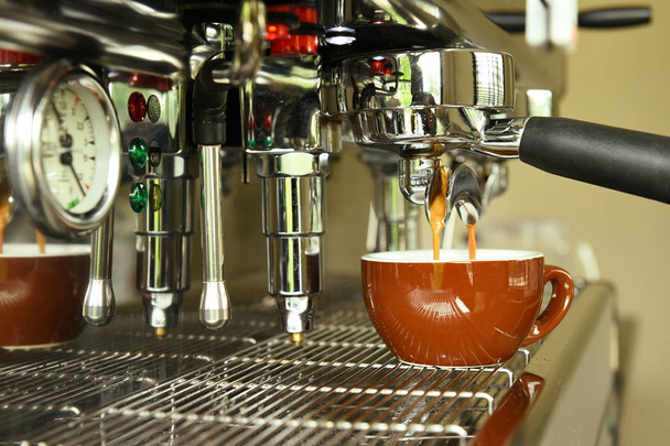 close up de máquina de café preparando
  - Foto, Imagem