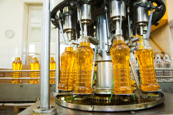 Rostlinný olej výrobního závodu. Stáčecí linka rostlinných olejů v lahvích - Fotografie, Obrázek
