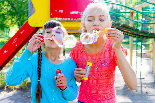 Kids with soap bubbles - Foto, afbeelding