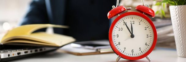 Relógio de alarme vermelho mostra fechamento tardio
 - Foto, Imagem
