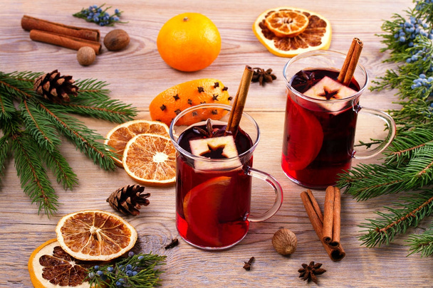 Mulled wine with spices and ingredients - Foto, imagen