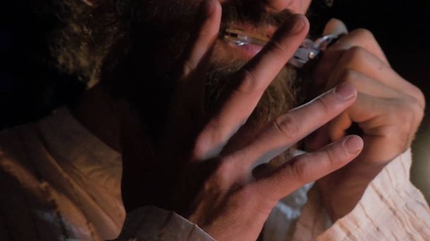 Музикант, який грає етнічних інструментів. Бородатого мужчини грає на арфі євреїв. Чоловік грає на арфі крупним планом - Фото, зображення