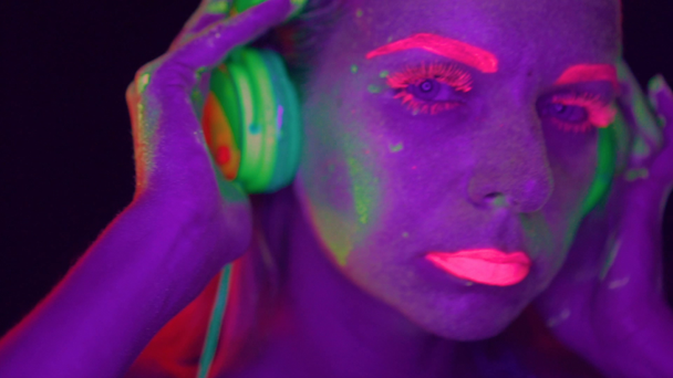 Mujer con maquillaje fluorescente UV
 - Imágenes, Vídeo