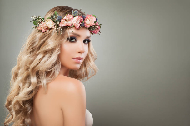 Hermosa mujer rubia modelo de moda con flores de rosas
 - Foto, Imagen
