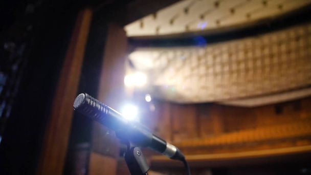 Microfono sul palco e sala vuota durante le prove. Microfono sul palco con luci di scena sullo sfondo. Microfono sul palco nella sala vuota
 - Foto, immagini