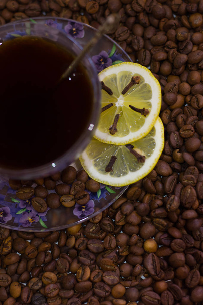 Kaffee Stillleben, das Aroma von starkem Kaffee. eine Tasse Kaffee und Kaffeekörner auf sanftem Hintergrund - Foto, Bild