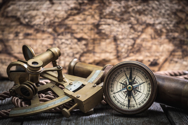 kompas, sekstant i luneta na drewno - Zdjęcie, obraz
