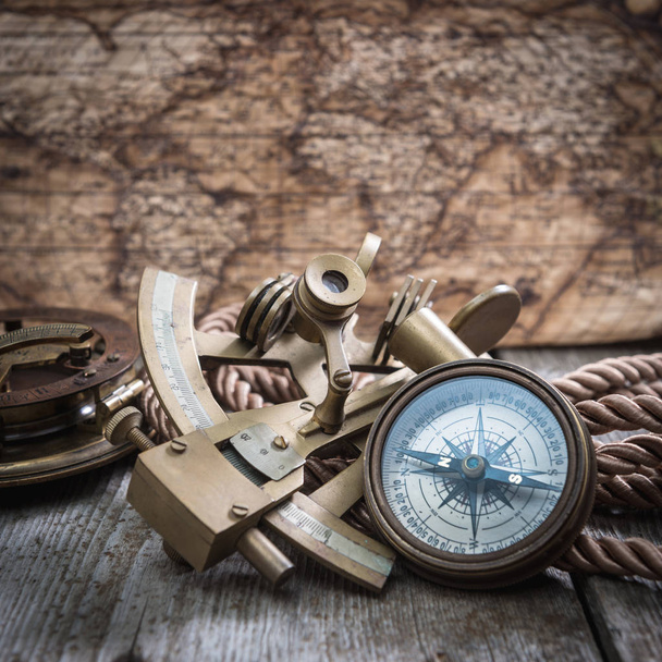 kompas, sextant a dalekohled na dřevo - Fotografie, Obrázek