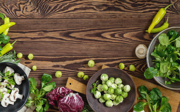 Variedad de verduras frescas orgánicas sobre fondo de madera
 - Foto, imagen