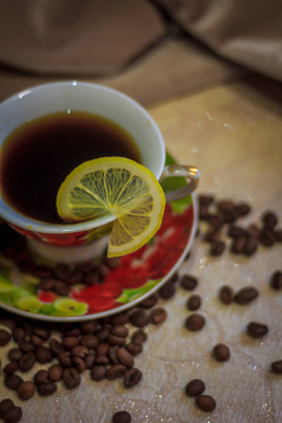 Caffè natura morta, l'aroma del caffè forte. Una tazza di caffè e chicchi di caffè su uno sfondo delicato
 - Foto, immagini