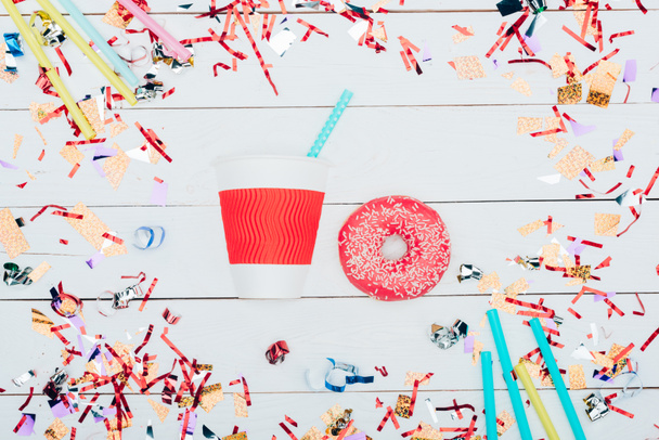 бумажная чашка и пончик
 - Фото, изображение