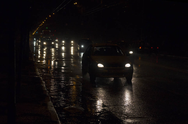 Phares de la voiture sur la route de nuit. Ville
 - Photo, image