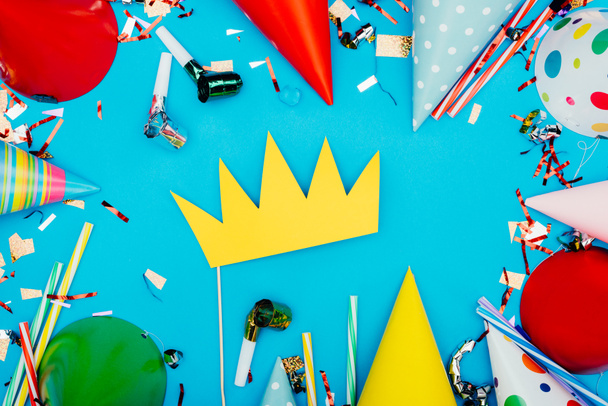 картонная корона с праздничными украшениями
 - Фото, изображение