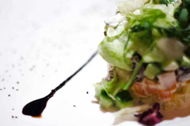 Hühnerkaisersalat. Caesar-Salat mit gegrilltem Huhn auf Teller. gegrillte Hähnchenbrust und frischer Salat im Teller . - Foto, Bild