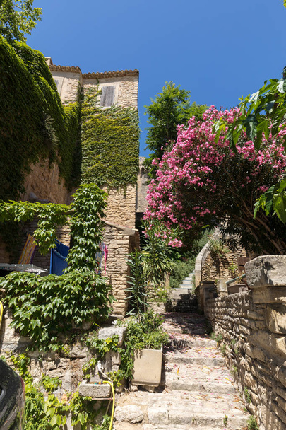 Úzká ulice ve středověkém městě Gordes. Provence, Francie - Fotografie, Obrázek