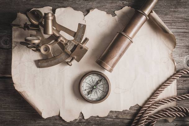 bússola, sextante e spyglass na madeira
 - Foto, Imagem