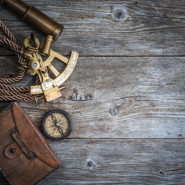 bússola, sextante e spyglass na madeira
 - Foto, Imagem