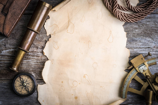 boussole, sextant et verre espion sur le bois
 - Photo, image