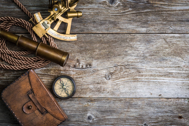 kompas, sekstant i luneta na drewno - Zdjęcie, obraz