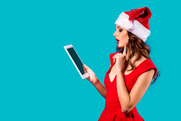 Mädchen im Weihnachtsmannkostüm mit Tablet - Foto, Bild