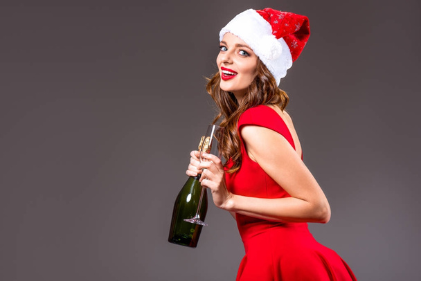 дівчина в Санта hat з шампанським - Фото, зображення