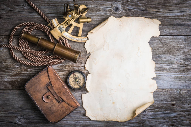 Vintage martwa natura z kompasem, sextant i spyglass - Zdjęcie, obraz