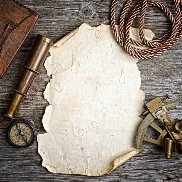 Kompass, Sextant und Spion auf dem Holz - Foto, Bild