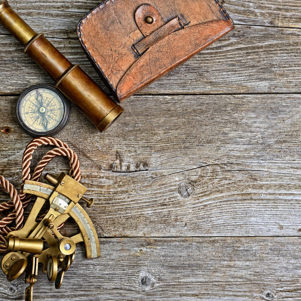 kompas, sextant a dalekohled na dřevo - Fotografie, Obrázek