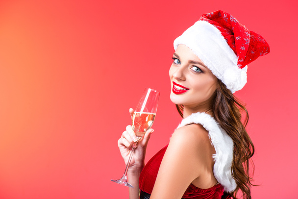 Şampanya ile Noel Baba şapkalı kız - Fotoğraf, Görsel