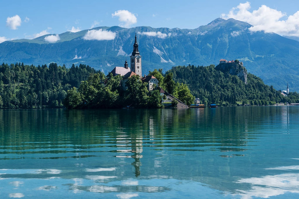 Lake Bled varsayım Meryem Ana Kilisesi'nin görünümü - Fotoğraf, Görsel