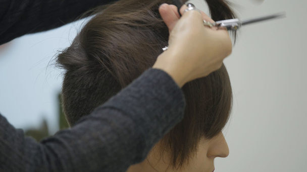 Dámská kadeřnice dělá styling vlasy na krátké vlasy - Záběry, video