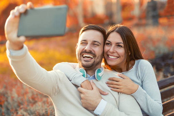 Jovem casal tirando uma selfie
  - Foto, Imagem