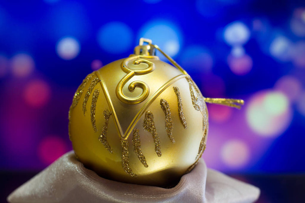 Noel ağacı oyuncaklar parlak arka plan üzerinde izole - Fotoğraf, Görsel