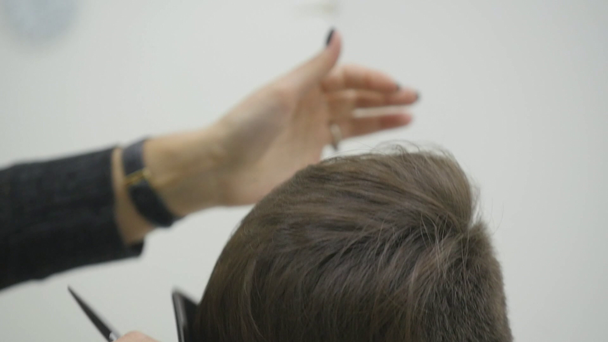 Salon fryzjerski womans sprawia, że styl jej włosy na krótkie włosy - Materiał filmowy, wideo